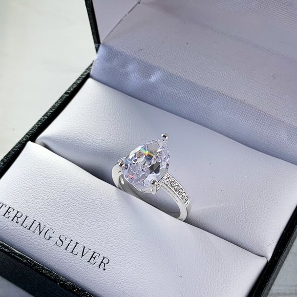 Size 7 Cubic zirconia diamond ring - Picture 2 of 6